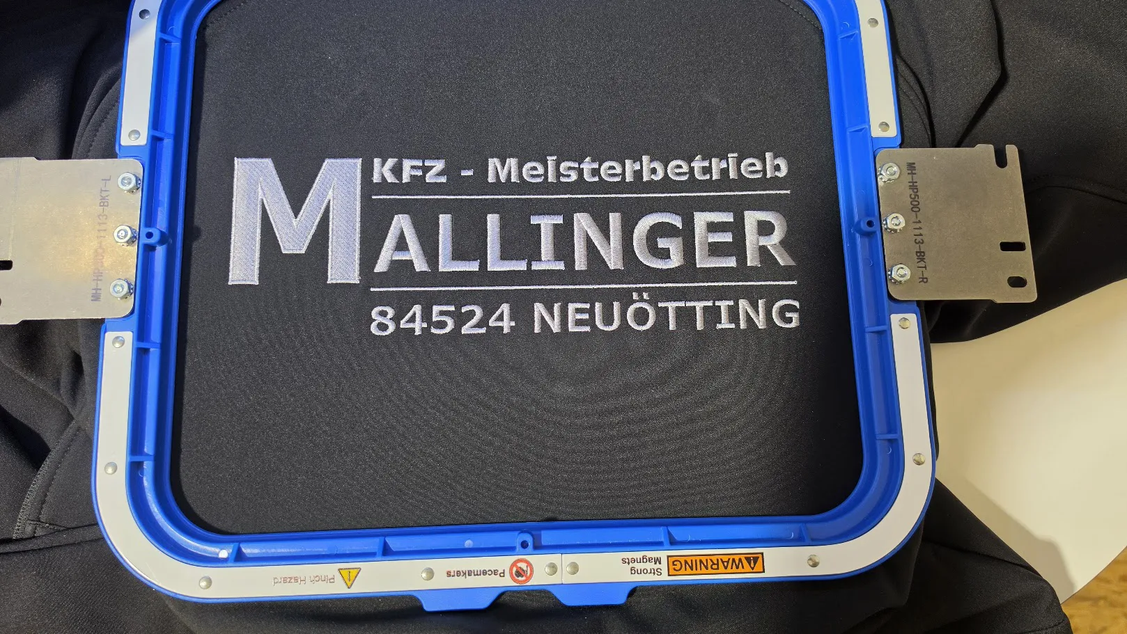 Stickerei auf Hoodie mit Schriftzug